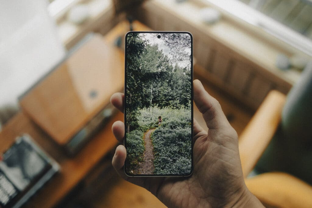 S25 Edge med et bilde av en skog på skjermen.