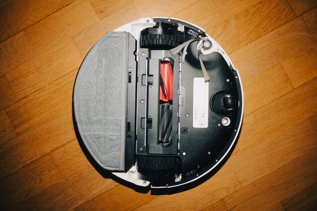 Roborock Saros 20 Sonic sett undenfra.