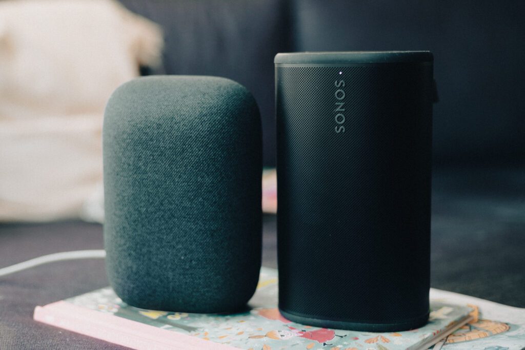 Sonos Play ved siden av Google Nest Audio