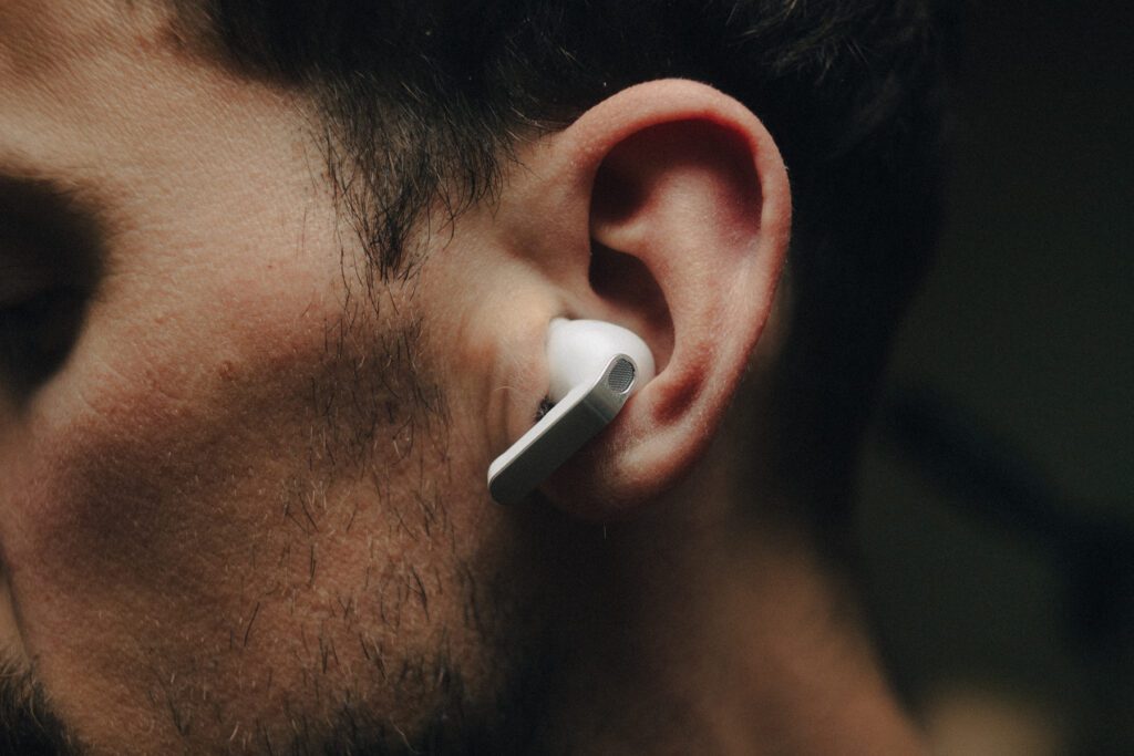 Samsung Galaxy Buds4 Pro sitter i øret på testeren.